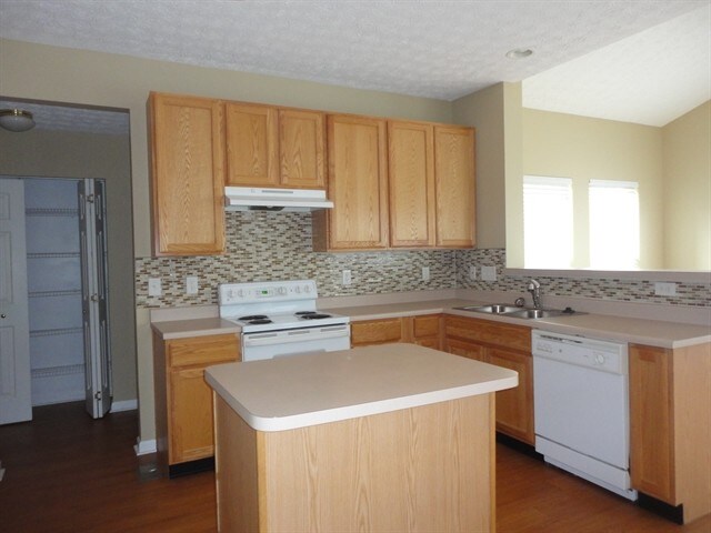 Foto del edificio - 6031 Delfair Ln