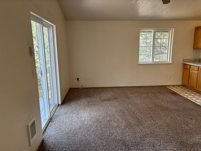Building Photo - 1400 NE Whisper Ridge Dr