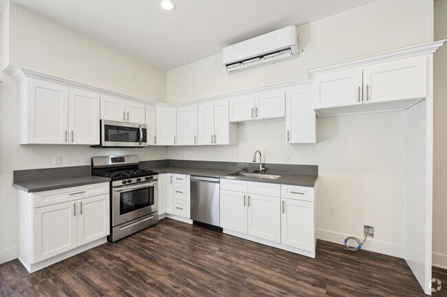 1BR, 1BA - 800SF - Kitchen - Chateau Dearborn
