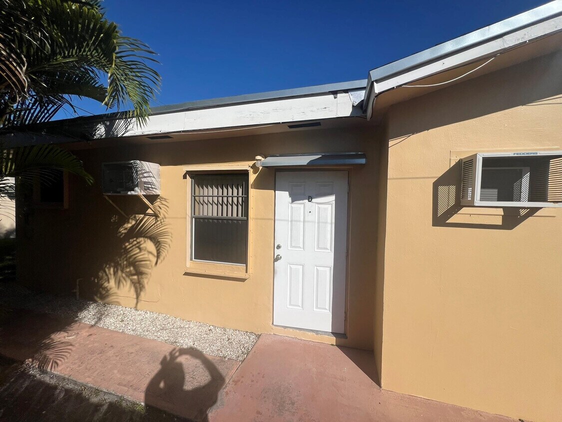 Foto del edificio - 1851 NE 56th St