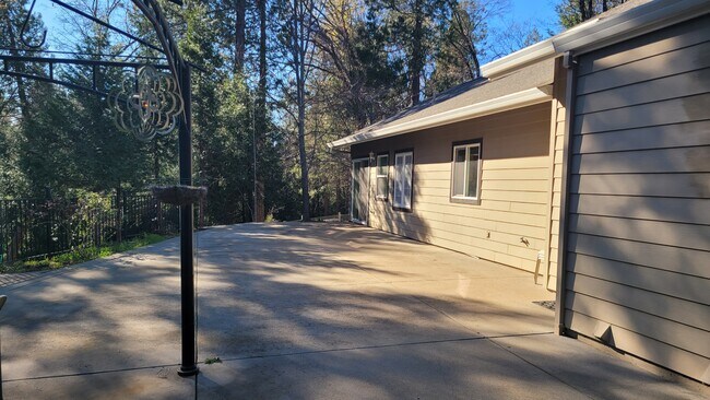 Foto del edificio - 18449 Shasta Dam Way