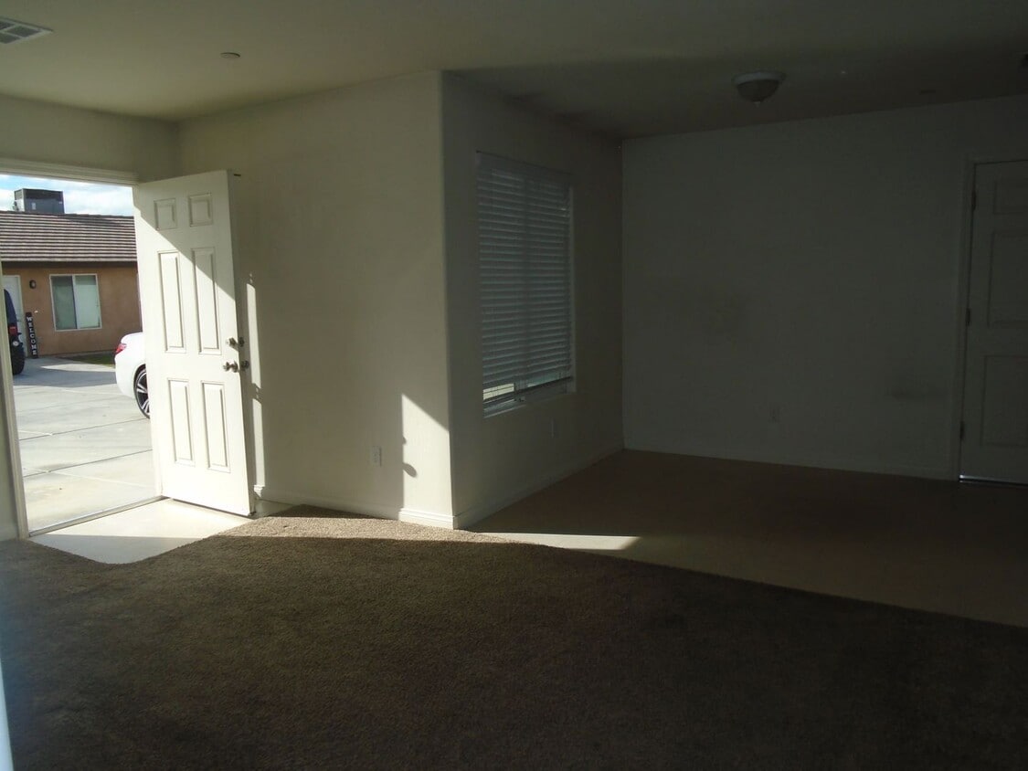 Building Photo - 616 W Day Ave