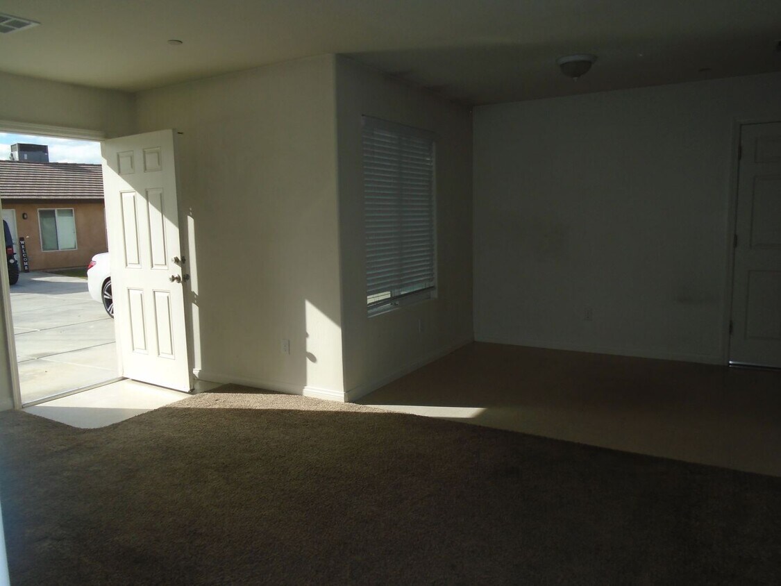 Building Photo - W. DAY AVE 616 #A-B