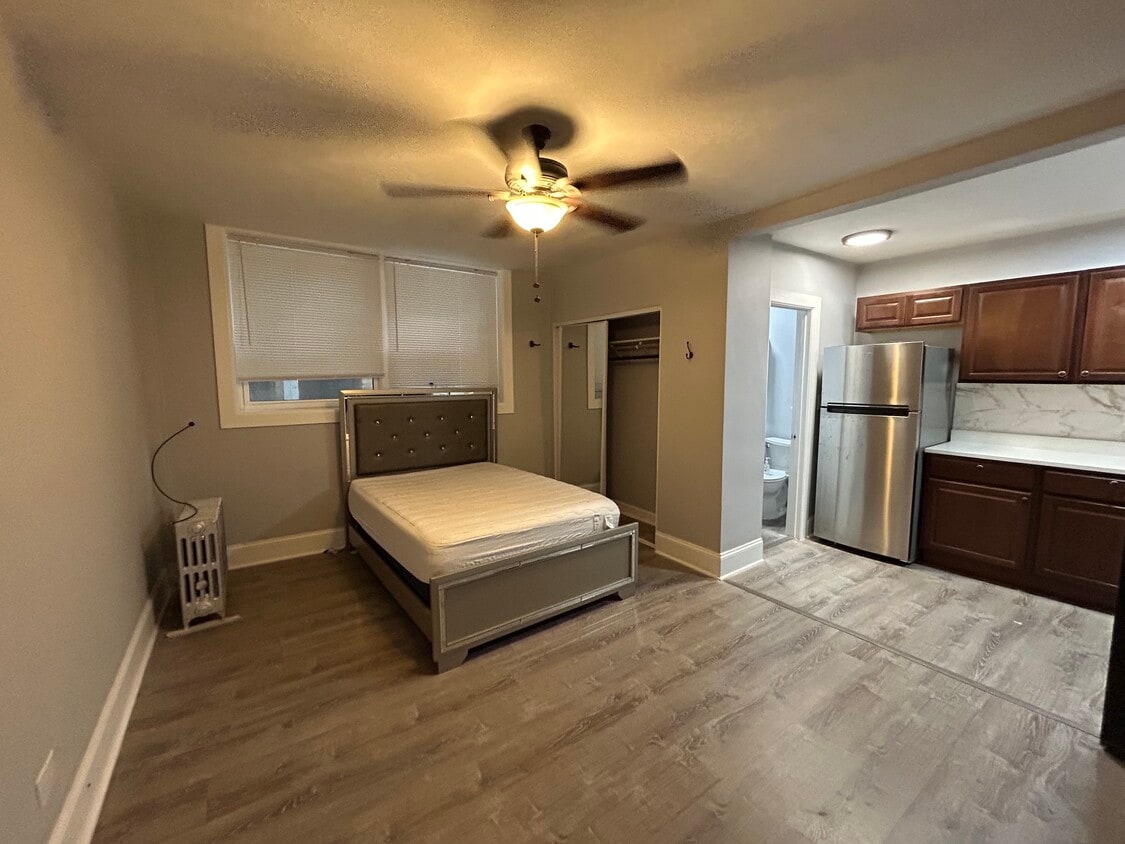 Building Photo - 6956 N Ashland Ave