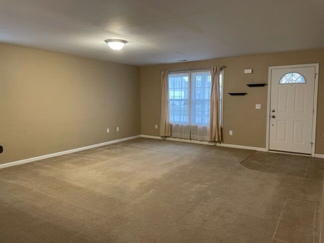 Building Photo - 4 Bedroom House Available August In Gilmor...
