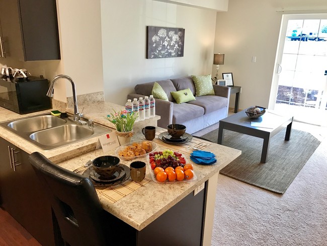 Sala de estar de concepto abierto - Taylor Creek Apartments