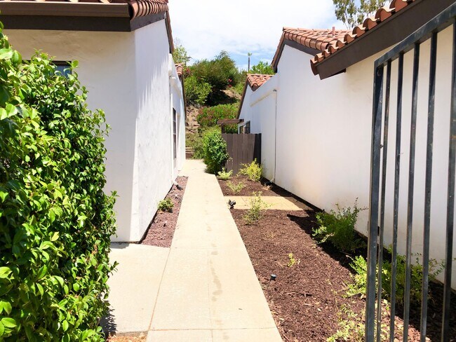 Foto del edificio - Sweet Single-Story, Completely Detached, in the Picturesque Fallbrook Village HOA Community!