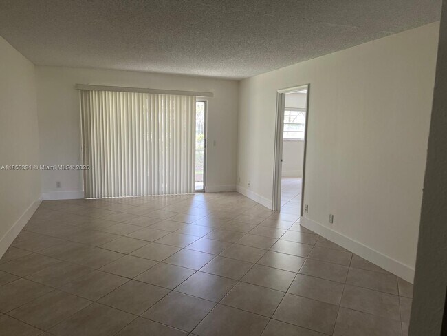 Foto del edificio - 1400 SW 124th Terrace
