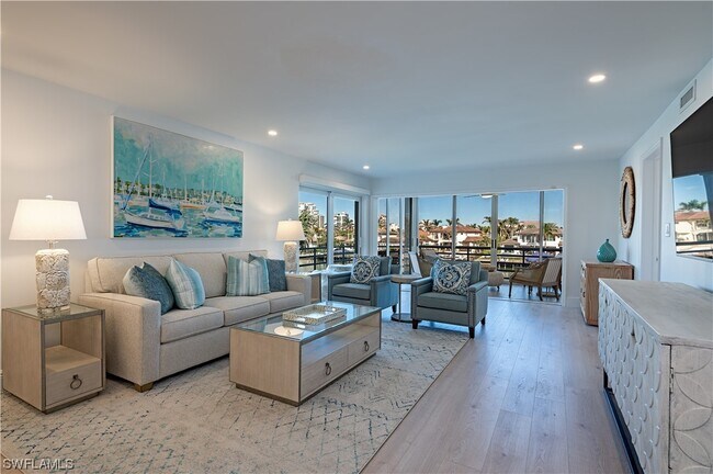 Building Photo - 305 Park Shore Dr