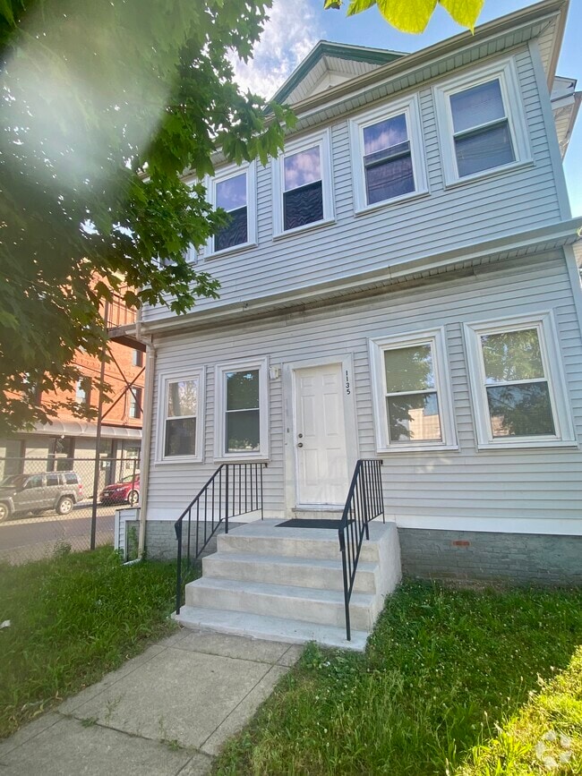 Building Photo - 1135 Main St
