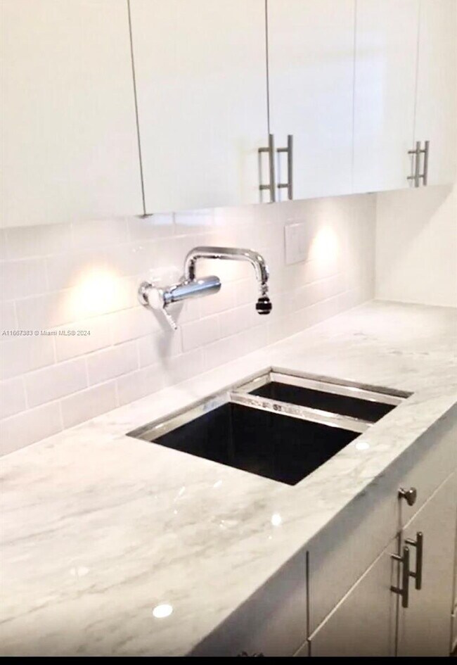 Foto del edificio - "Clean 1-Bed Sanctuary with Hardwood Floor...