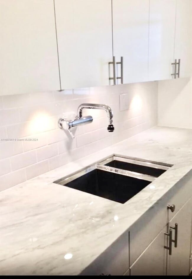 Building Photo - "Clean 1-Bed Sanctuary with Hardwood Floor...
