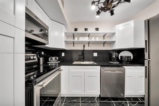 Building Photo - 9700 W Bay Harbor Dr