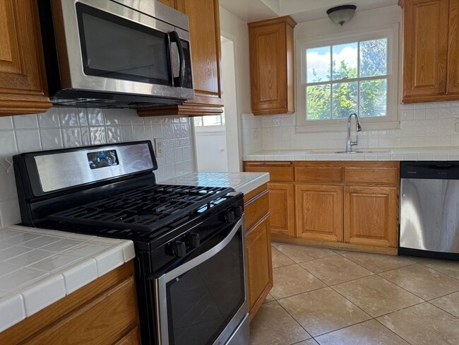 Building Photo - Newly Renovated Single-Family Home in Sun ...
