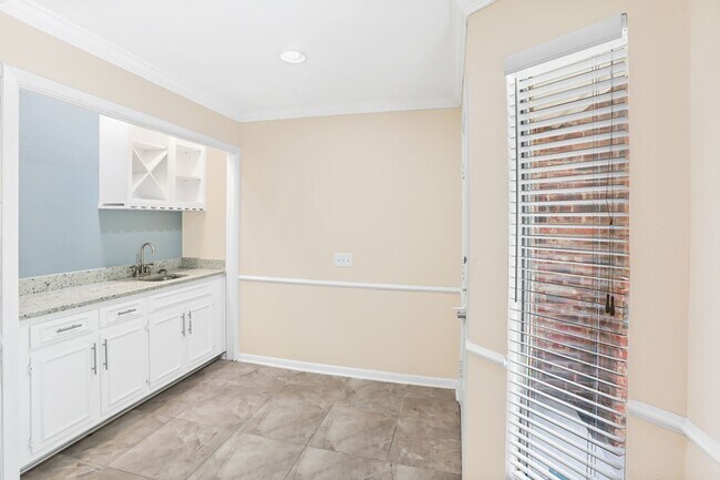 Building Photo - 2 Bedroom/1 Bath Exeter House
