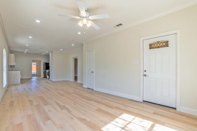 Foto del edificio - Fully Updated 1910 Craftsman in Mount Auburn | 3BD/2BA Near Lakewood
