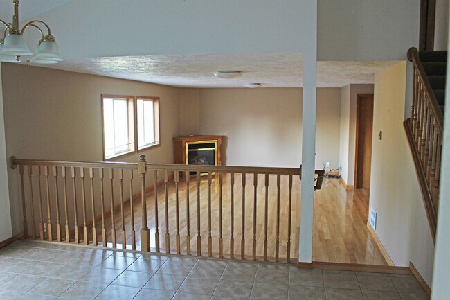 Building Photo - 1541 Ridgeview Dr