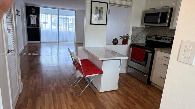 Foto del edificio - 8300 Sunrise Lakes Blvd