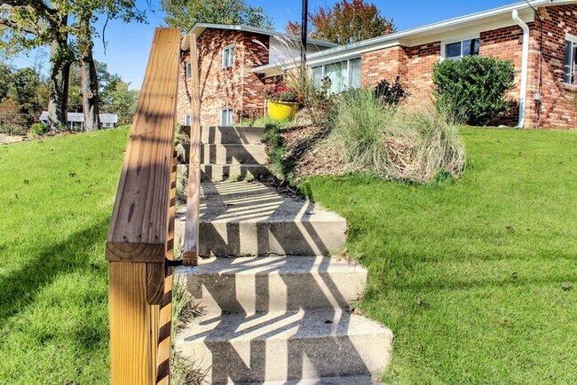 Building Photo - Charming Corner Lot Brick Home With 3-Bedr...