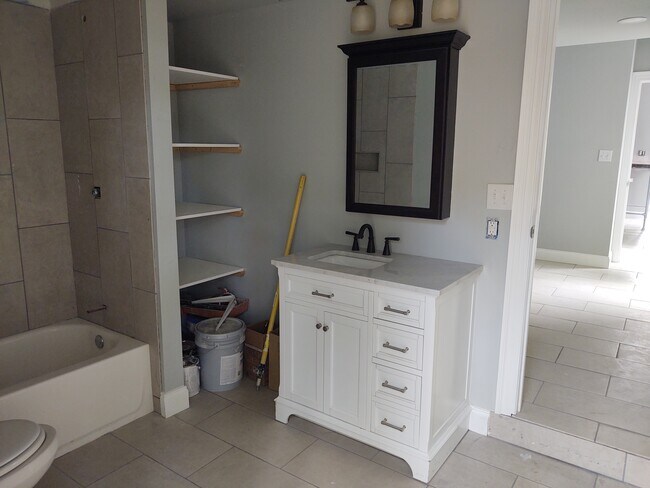 Baño principal - 1930 Eastern Ave