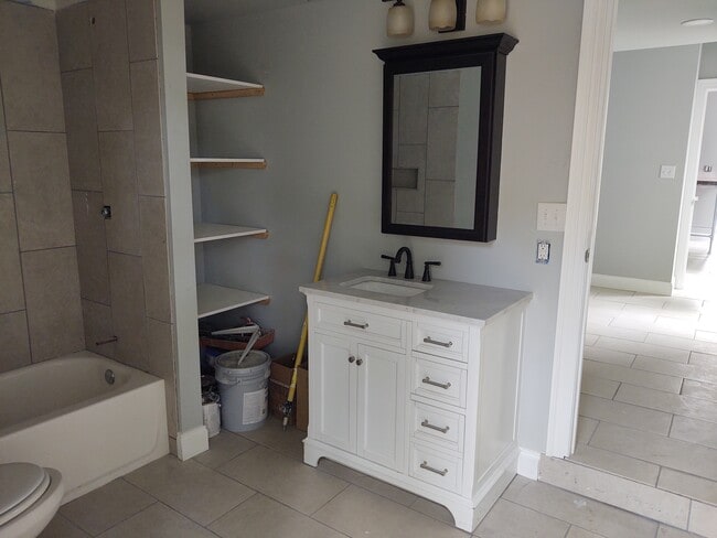 Master bathroom - 1930 Eastern Ave