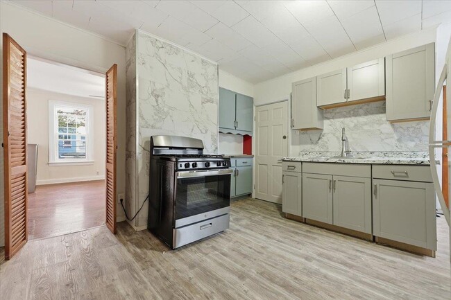 Building Photo - 132 Thorne St