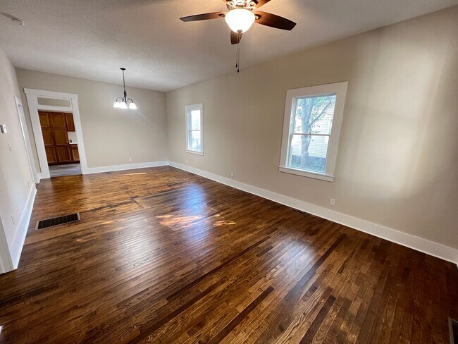 Foto del edificio - 3 Bed 1 Bath For Rent - Springfield