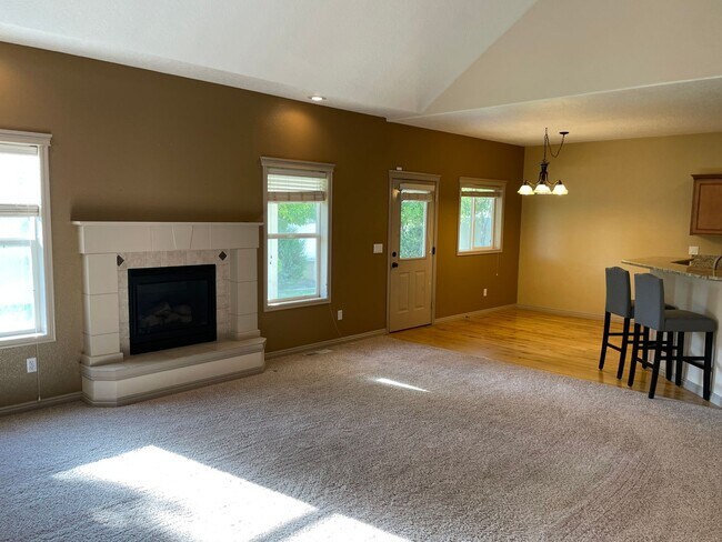 Foto del edificio - Beautiful 3-bedroom home on a large corner...