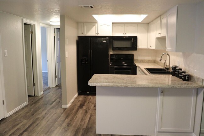 Foto del edificio - Beautiful remodeled 3 bedroom 2.5 bathroom...