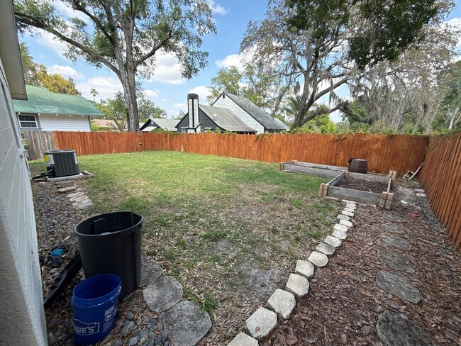 Foto del edificio - *****Amazing 3-bedroom, 2-bathroom, Carport, Single Family, Bungalow-style Home. Small Dog Friend...