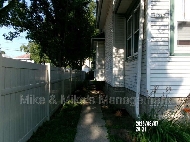 Foto del edificio - 1323 S 74th St