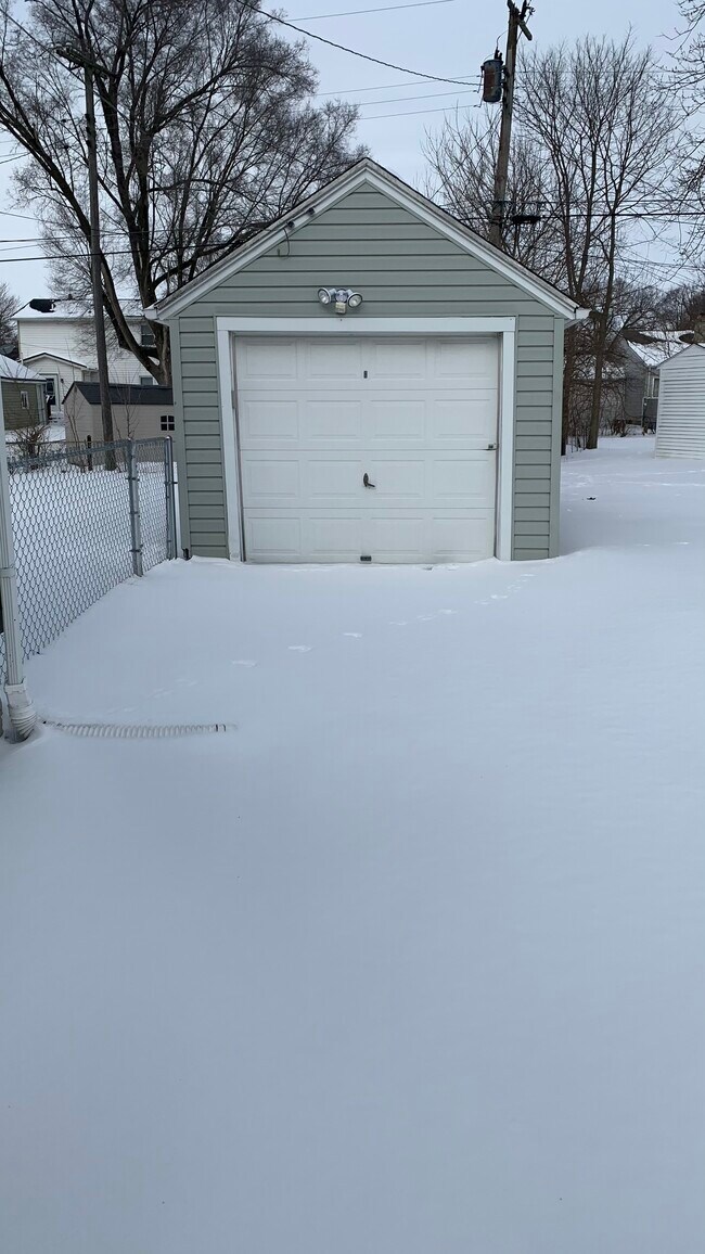 Building Photo - 231 Mann Ave