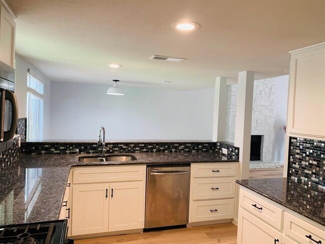 Building Photo - 4306 Sarasota Dr