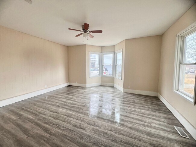 Foto del edificio - 4-Bedroom/2-Bath Home for Rent in Clinton, IA