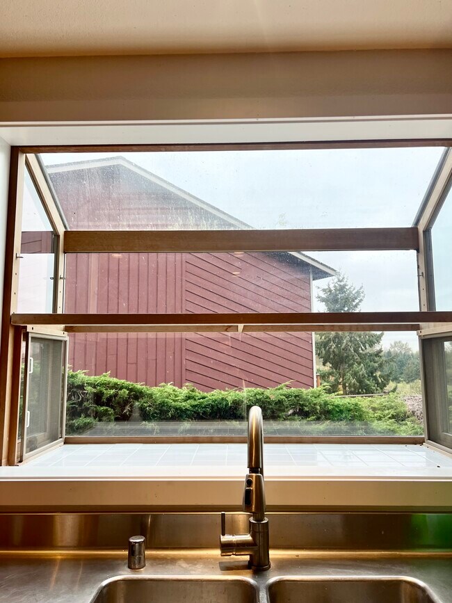 ventana salediza en la cocina - 25040 Lake Fenwick Rd