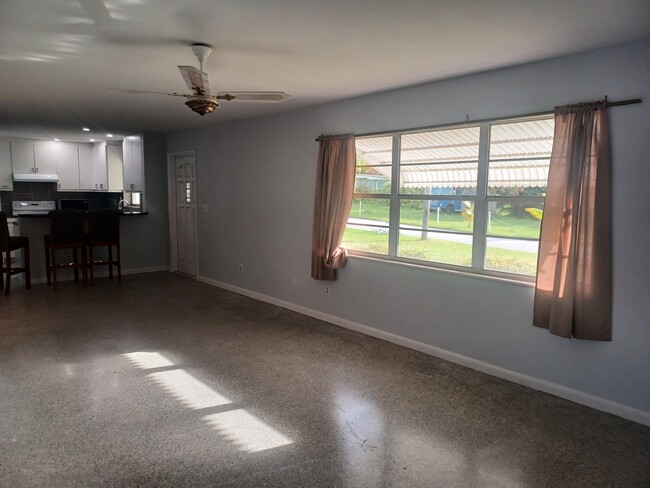 Foto del edificio - 1030 NE Wright Ave