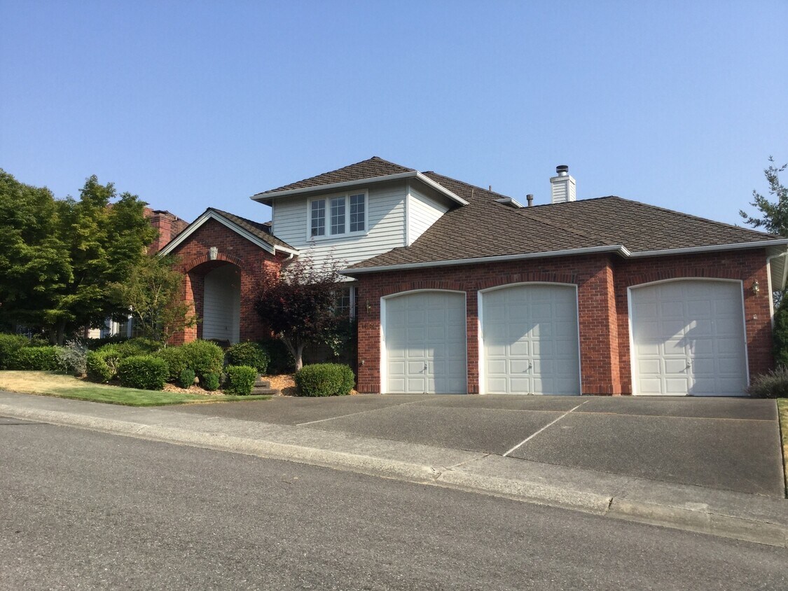 Foto principal - RARE OPPORTUNITY - 4 beds and 2.5 bath in ...