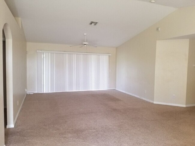 Building Photo - SINGLE FAMILY HOME 3/2+ 2 CAR GARAGE !  CO...