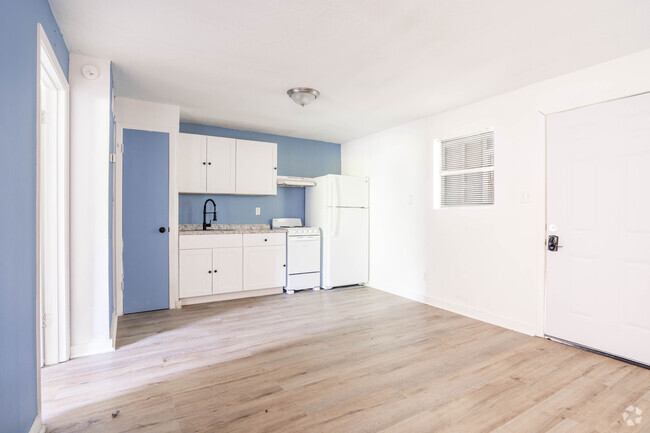 1BR, 1BA - Kitchen - 640 E Pipkin St