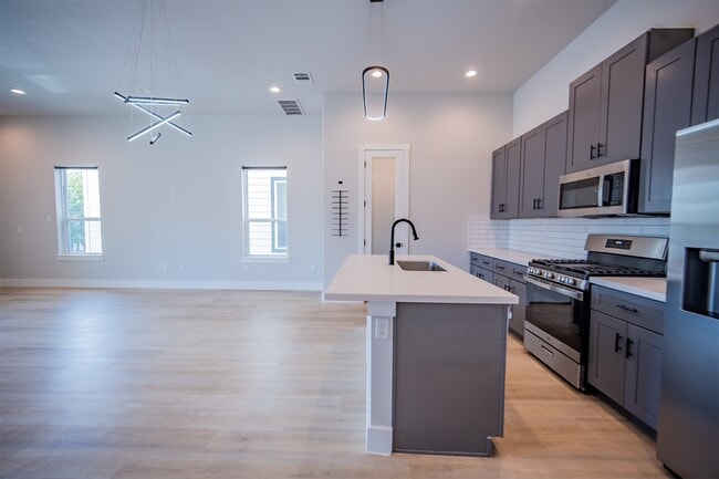 Foto del edificio - 3738 Mainer St