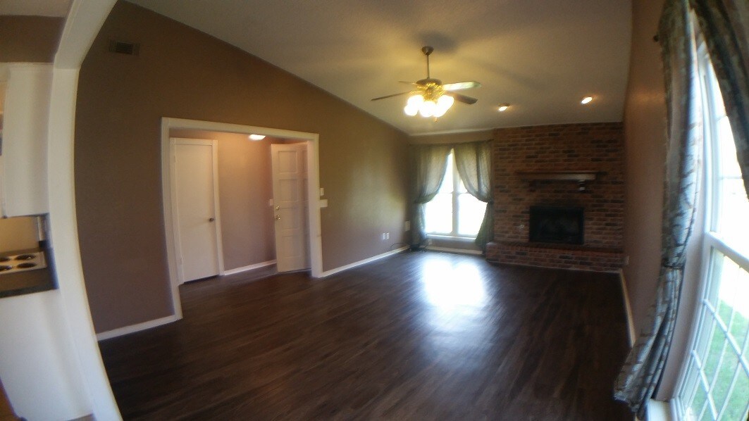 Foto principal - 1317 Swan Lake Rd