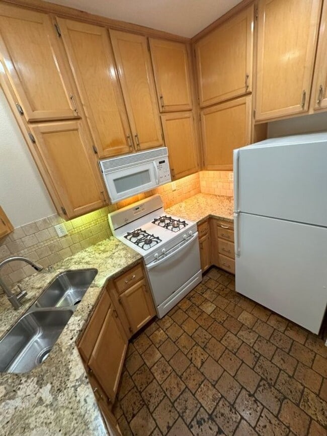 Foto del edificio - Nor Cal Realty Inc, 3 bedroom 3 bath townh...