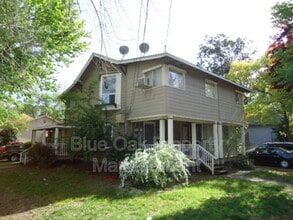 Building Photo - 605 W 6th St