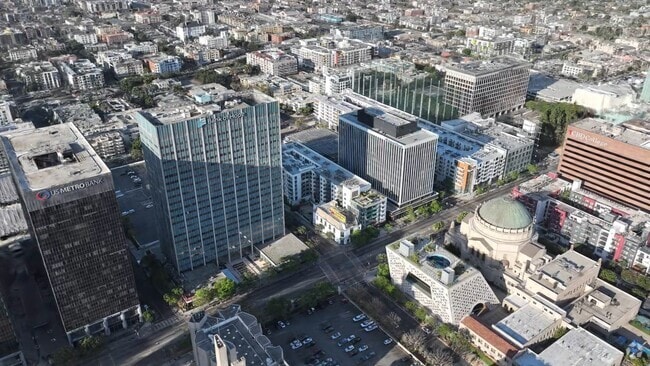  - Luna On Wilshire