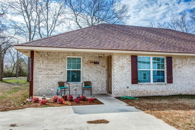 Building Photo - 712 Seven Oaks Rd