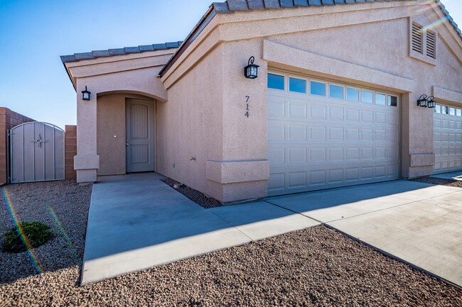 Building Photo - 3 Bedroom 2 Bathroom Duplex