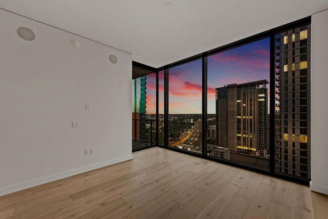 Building Photo - 610 Davis St