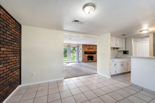 Building Photo - 15919 Golf Club Dr