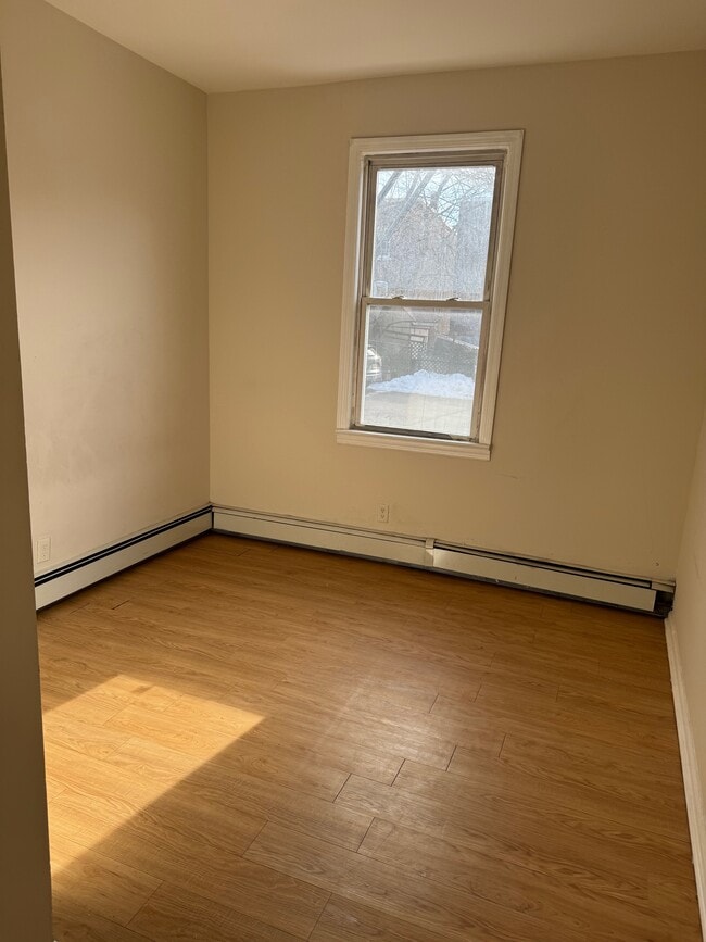 Building Photo - 92 Maple St