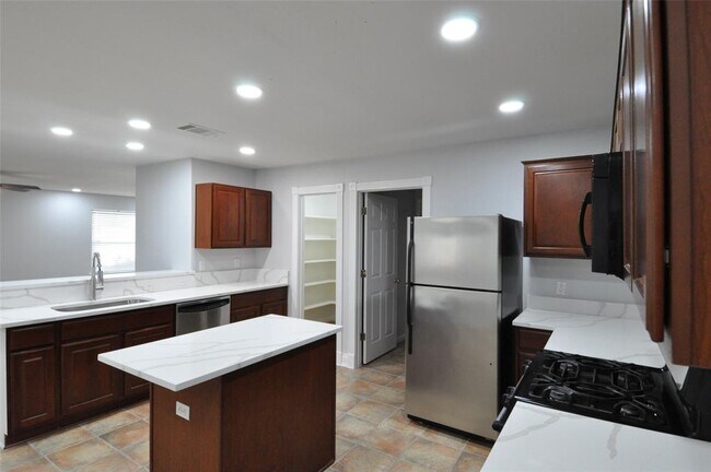 Building Photo - 907 Champions Point Dr